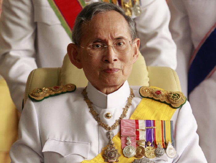 El rey de Tailandia como `pegamento` de la nación